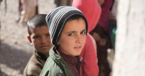 An_Afghan_boy_waits_to_receive_school_supplies_in_Qalat,_Afghanistan,_Dec._8,_2011_111208-A-RX...jpg