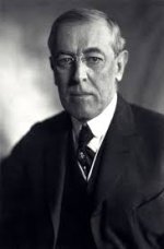 https://upload.wikimedia.org/wikipedia/commons/5/53/Thomas_Woodrow_Wilson%2C_Harris_%26_Ewing_bw_photo_portrait%2C_1919.jpg